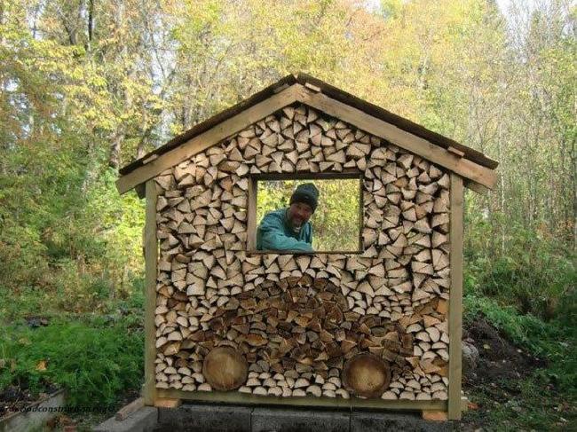 木材堆的小木屋
